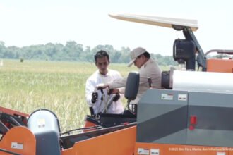 Presiden Prabowo jajal mesin Combine Harvester di Panen Raya Padi di Majalengka (Tangkapan Layar Sekretariat Presiden)