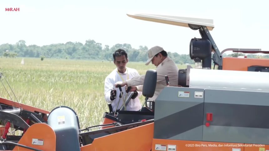 Presiden Prabowo jajal mesin Combine Harvester di Panen Raya Padi di Majalengka (Tangkapan Layar Sekretariat Presiden)