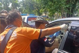 Olah TKP sepasang pemuda yang ditemukan tewas di Surabya (Tribun)