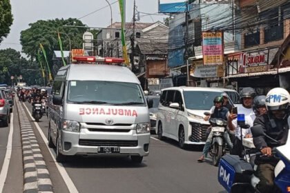 Sejumlah Slankers ikut mengantar jenazah Bunda Iffet (Dok. Istimewa)