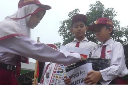 Tanam Empati sejak dini, Siswa SDIT Cahaya Insani, Kabupaten Temanggung menyisihkan uang jajan untuk membantu warga Palistina (Dok. Antara)