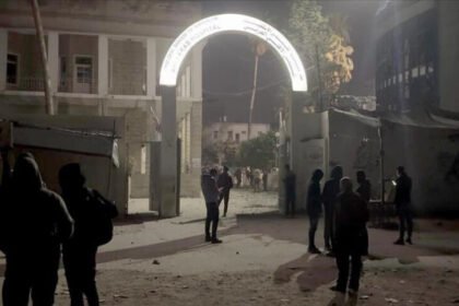 Warga Palestina meninggalkan rumah sakit dan berlindung di jalan setelah tentara Israel melancarkan serangan udara terhadap Rumah Sakit Baptis Al-Ahli di Jalur Gaza (13-4-2025) (Dok. Anadolu)