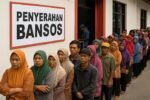 Warga antre di kantor pos untuk pencairan PKH dan BPNT pasca-Lebaran 2025. Program ini menyasar jutaan keluarga miskin di seluruh Indonesia.