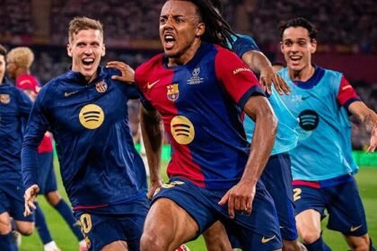 Pemain Barcelona merayakan gol kemenangan Jules Kounde yang memastikan trofi Copa del Rey 2024-2025 di Stadion La Cartuja, Sevilla.