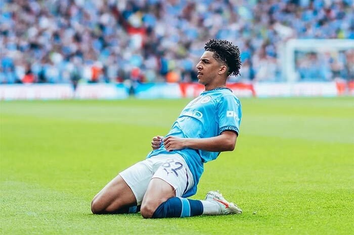 Rico Lewis merayakan gol cepatnya yang membawa Manchester City membuka keunggulan atas Nottingham Forest di semifinal Piala FA 2025.
