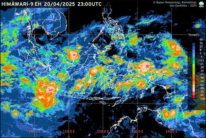Langit mendung menyelimuti kawasan ibu kota. BMKG memprakirakan hujan ringan hingga petir terjadi di berbagai wilayah pada Senin (21/4/2025).