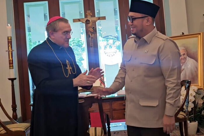 Wakil Kepala Badan Penyelenggara Haji RI, Dahnil Anzar Simanjuntak, sampaikan duka atas wafatnya Paus Fransiskus di Kedutaan Besar Vatikan.