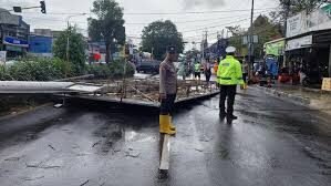 Diterjang Hujan Deras, Papan Reklame BNN Ambruk di Tol Cawang