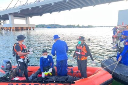TNI AL Evakuasi Wanita Diduga Bunuh Diri di Jembatan Teluk Kendari