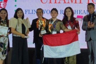 Flintwood Richheart Soesanto ketika menyabet gelar World Champion di ajang Philippine International Mathematical Sience Olympiad (PIMSO) 2025 (Tribun)