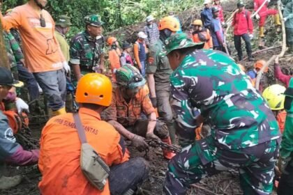 Evakuasi korban longsor di Jalur Pacet-Cangar (Dok. Photo IST)