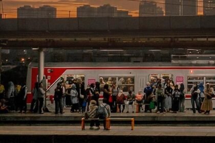 Empat kereta tambahan beroperasi di wilayah Daop 8 Surabaya dengan rute strategis ke Jakarta, Yogyakarta, dan Malang. KAI hadirkan kapasitas maksimal 29.214 tempat duduk per hari selama libur Paskah 2025.