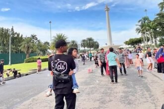 Monas Diserbu Ribuan Wisatawan! H+4 Lebaran 2025 Tetap Ramai hingga Malam Hari