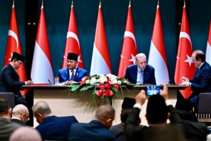 Presiden Prabowo Subianto dan Presiden Turki Recep Tayyip Erdogan dalam konferensi pers usai pertemuan bilateral, membahas kolaborasi strategis pertahanan dan ekonomi antarnegara. (Foto: BPMI Setpres)