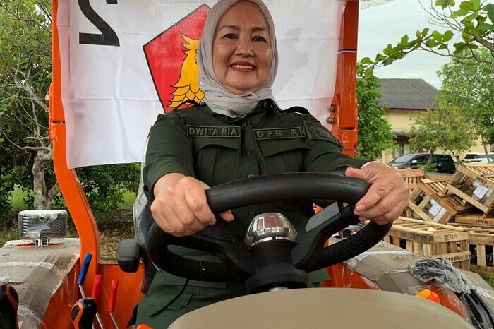 Ir. Dwita Ria Gunadi, M.I.Kom, Anggota DPR RI Fraksi Partai Gerindra, menyalurkan bantuan alat dan mesin pertanian (alsintan) senilai Rp2,05 miliar kepada para petani di Kabupaten Lampung Tengah, pada Selasa, 15 April 2025.