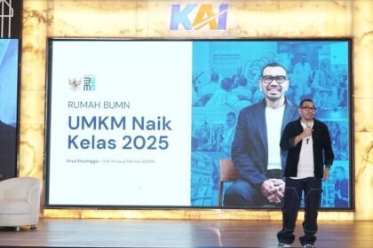 Staf Khusus Menteri BUMN Arya Sinulingga, sedang memberikan sambutan pada Workshop “UMKM Naik Kelas" di Surabaya, Jumat, 25 April 2025.