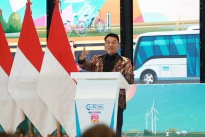 Ketua Umum PERIKLINDO, Moeldoko mengatakan, membangun ekosistem kendaraan listrik tidak bisa dilakukan sendiri. Perlu peran semua pihak dari mulai pemerintah, para pelaku industri hingga asosiasi untuk saling bahu-membahu membangun komitmen tersebut.