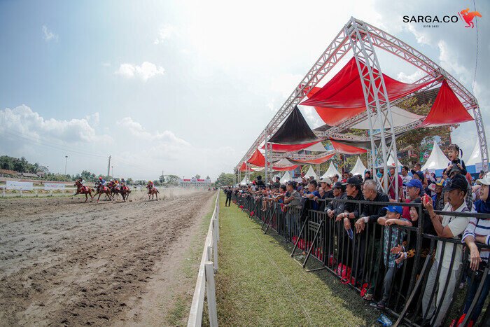 SARGA.CO Gelar BNI Indonesia’s Horse Racing: Triple Crown Serie 1 & Pertiwi Cup 2025 2 SARGA.CO Gelar BNI Indonesia’s Horse Racing: Triple Crown Serie 1 & Pertiwi Cup 2025