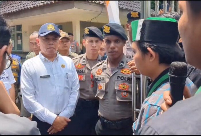Puluhan kader HMI Subang melakukan aksi damai di depan Kantor Pemkab dan DPRD Subang sambil membawa tujuh tuntutan politik.