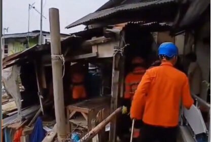 Petugas BPBD Kota Bogor membersihkan reruntuhan rumah warga yang roboh diterjang longsor di Kelurahan Bondongan, Kamis (17/4/2025).