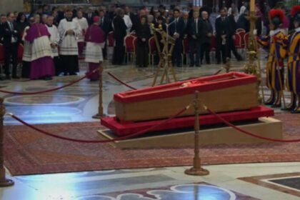 Umat Katolik dari seluruh dunia bersiap mengantarkan Paus Fransiskus dalam penghormatan terakhir di Basilika Santo Petrus, Vatikan, sebelum dimakamkan Sabtu pagi.