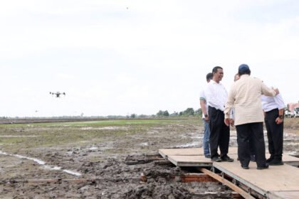 Presiden Prabowo Subianto memimpin kegiatan Tanam Raya Bersama di Ogan Ilir, Sumatera Selatan, sambil menyuarakan komitmennya terhadap kemakmuran petani Indonesia.