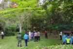 Petugas kepolisian evakuasi WNA Tiongkok SH (48) yang ditemukan tewas diduga gantung diri di sebuah pohon yang ada di taman kawasan bandara internasional Soetta, Kamis (24/4/2025).