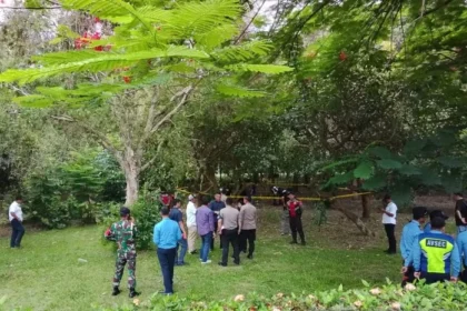 Petugas kepolisian evakuasi WNA Tiongkok SH (48) yang ditemukan tewas diduga gantung diri di sebuah pohon yang ada di taman kawasan bandara internasional Soetta, Kamis (24/4/2025).