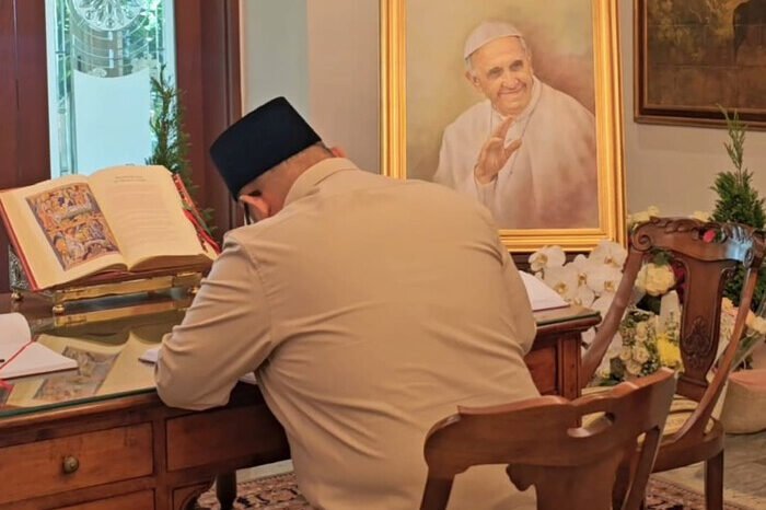 Wakil Kepala BP Haji Dahnil Anzar, Sampaikan Duka atas Wafatnya Paus Fransiskus di Kedubes Vatikan 2 Wakil Kepala BP Haji Dahnil Anzar, Sampaikan Duka atas Wafatnya Paus Fransiskus di Kedubes Vatikan
