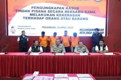 Empat debt collector dari kelompok Fighter Pekanbaru ditangkap usai menyerang warga hingga halaman Polsek Bukit Raya, Riau.