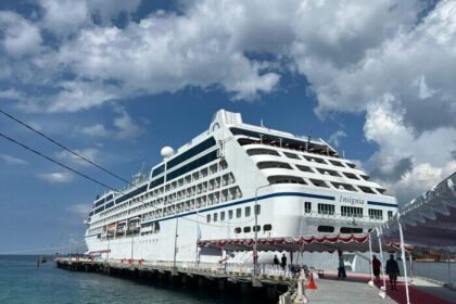 MS Insignia bersandar megah di Celukan Bawang, Bali Utara — menutup rekor gemilang Cruise Tourism April 2025.