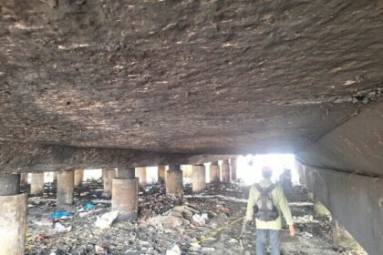 Ratusan pelat besi penyangga di kolong Tol Dalam Kota dekat JIS hilang dicuri, warga Papanggo cemas akan keselamatan.