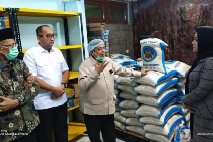 BPJPH meninjau dapur MBG di Pulogebang, Jakarta Timur, memastikan standar halal dan gizi terpenuhi untuk siswa sekolah dasar. Keterangan Foto: Kepala BPJPH Ahmad Haikal Hasan saat meninjau langsung proses pengolahan makanan di dapur mitra MBG Yayasan Salman Peduli Berkarya, Jakarta Timur.