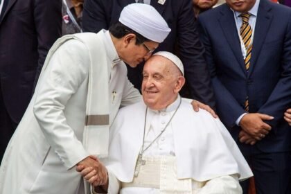 Paus Fransiskus dan Menag Nasaruddin Umar dalam kunjungan kenegaraan Vatikan ke Masjid Istiqlal, Jakarta (2024), sebuah momen bersejarah dalam diplomasi antaragama Indonesia-Vatikan.