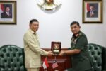 Menteri Pertahanan RI Letjen TNI (Purn) Sjafrie Sjamsoeddin dan Panglima Angkatan Tentara Malaysia Jenderal Datuk Mohd Nizam dalam pertemuan bilateral di Jakarta.