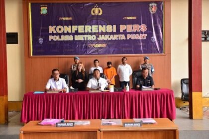 Tersangka dokter PPDS UI diamankan setelah ketahuan merekam mahasiswi lewat lubang ventilasi kamar mandi kos di Jakarta Pusat.