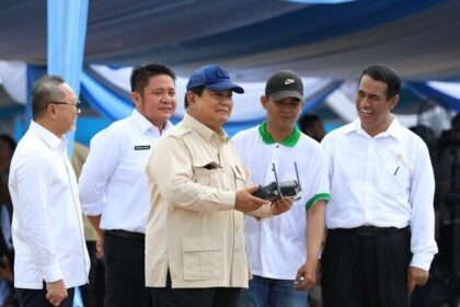 Presiden Prabowo Subianto terbangkan drone untuk menebar benih saat hadir pada Gerakan Menanam Padi Serentak di 14 Provinsi di Desa Simpang Pelabuhan Dalam, Ogan Ilir, Palembang, Sumsel, Rabu (23/4).