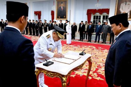 Presiden Prabowo Subianto saat memimpin pelantikan Gubernur-Wagub Papua Pegunungan dan Bangka Belitung periode 2025–2030 di Istana Negara, Kamis (17/4/2025).