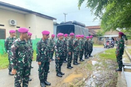 Prajurit Yonif 9 Marinir TNI AL siaga mengevakuasi warga di Kecamatan Padang Cermin, Pesawaran, Lampung, saat banjir merendam permukiman warga, Senin (21/4/2025).