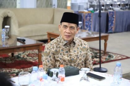 Wamenag Romo Syafii paparkan strategi pengawasan langsung dalam peningkatan layanan Haji 2025 saat silaturahmi bersama insan pers di Jakarta Selatan.