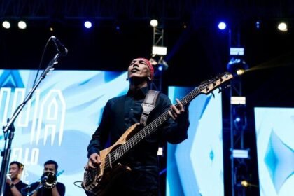 Viral Yuke Dewa 19 menggendong anak kecil yang tersenggol jip klasiknya di Tasikmalaya, menunjukkan sikap tanggung jawab usai insiden.