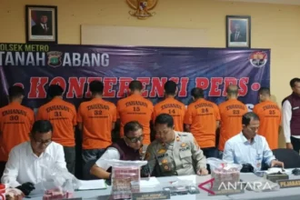 Tersangka pengedar dan pembuat uang palsu di Polsek Metro Tanah Abang (ANTARA)