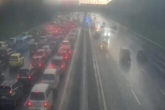Lalu lintas padat akibat kecelakaan beruntun di Tol Jakarta-Cikampek (Dok. CCTV Jasa Marga)