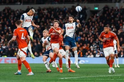 Tottenham Hotspur harus menelan pil pahit saat menjamu Nottingham Forest dalam lanjutan Premier League. Dalam laga dramatis yang digelar di London, Spurs tak mampu membendung agresivitas tim tamu dan kalah tipis 1-2.