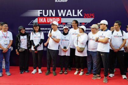 Ribuan peserta tumpah ruah di kawasan Kementerian Pendidikan Dasar dan Menengah dalam gelaran akbar Fun Walk Festival IKA UNDIP 2025 bertajuk #BocaheDewe.