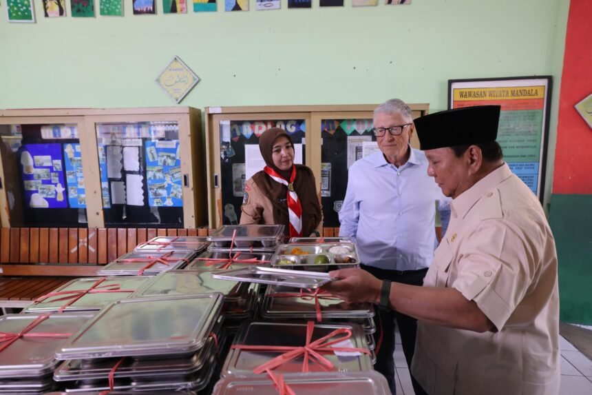 Pelajar Antusias Sambut Prabowo dan Bill Gates Tinjau Langsung Makan Bergizi Gratis di Pulogadung