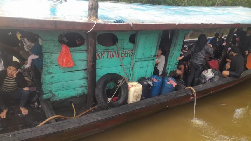 TNI AL Hadang Kapal Penyelundup, 42 Pekerja Migran Ilegal Diselamatkan 2 TNI AL Hadang Kapal Penyelundup, 42 Pekerja Migran Ilegal Diselamatkan