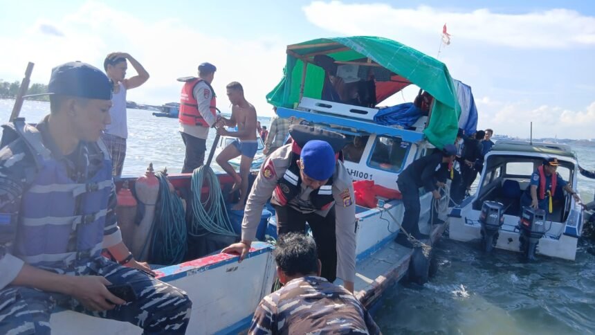 Prajurit TNI AL Evakuasi ABK KMP Muchlisa yang Tenggelam di Teluk Balikpapan