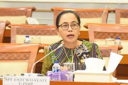 Kontroversi pendidikan karakter siswa di barak militer: DPR desak kajian ulang kebijakan Gubernur Jawa Barat.