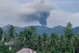 Gunung Dukono, Erupsi Gunung Api, Abu Vulkanik, Aktivitas Vulkanik, BPBD Halmahera Utara, Letusan Gunung Api, Bencana Alam, Masker Abu Vulkanik